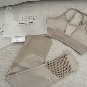 Astoria set beige nwts